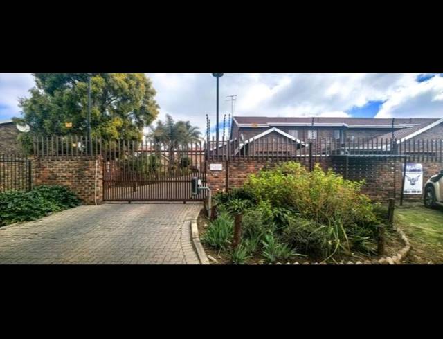 2 BEDROOM TOWNHOUSE FOR SALE IN BIRCHLEIGH